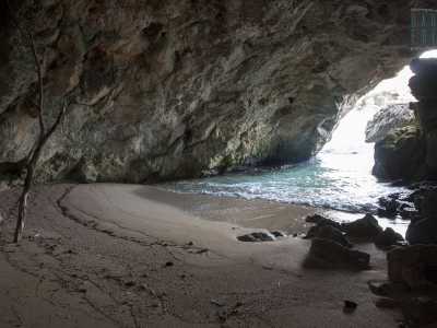 Ammiriamo cos� l�acqua azzurra e cristallina che lambisce con piccole e soavi onde la nostra spiaggia, mentre siamo immersi nel silenzio, al riparo dal vento, illuminati solo dalla fioca luce che entra da uno dei due ingressi
